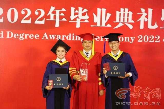 毕业典礼一对硕士给校长发糖 恋爱7年已领证
