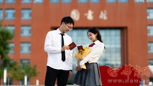 毕业典礼一对硕士给校长发糖 恋爱7年已领证