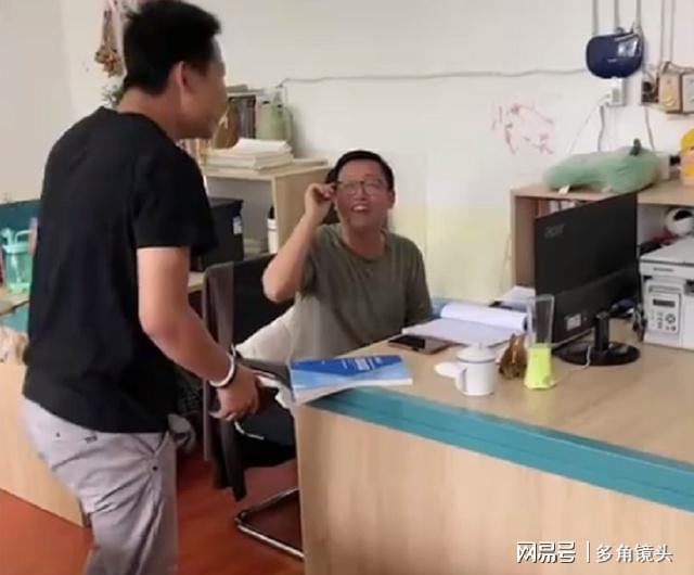 男生穿拖鞋向老师报喜，老师：本以为考不上