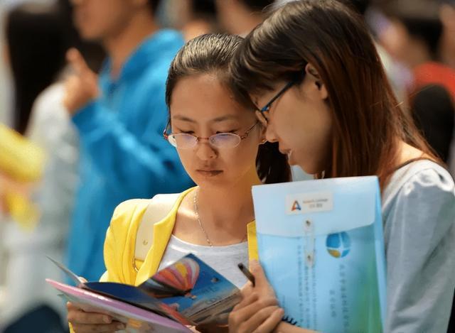 顶不住了，985毕业生纷纷抱团离开北上广