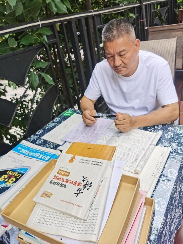 56岁，27次高考！这个“钉子户”今年瞄准双一流