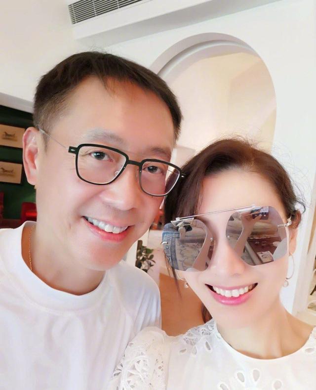 李嘉欣与富豪老公罕见同框 一袭露背裙性感又甜美