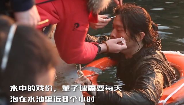 好温柔！杨幂骑坐男演员肩上拍打戏 打完暖心摸头
