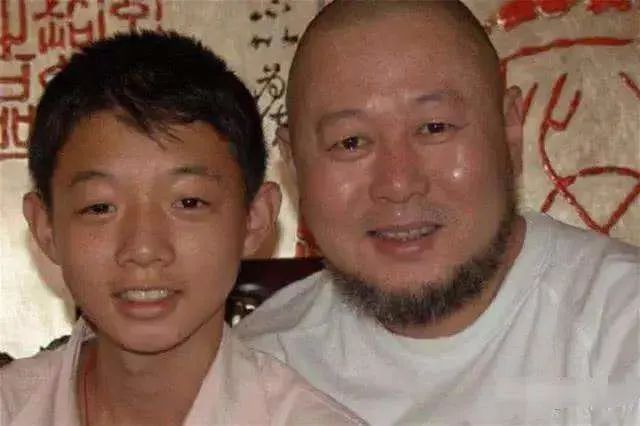 放飞自我？霍尊肚兜造型神似哪吒 网友：还我仙尊