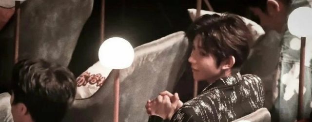 合体太难！王俊凯苦等冷风中 只为和千玺打个照面