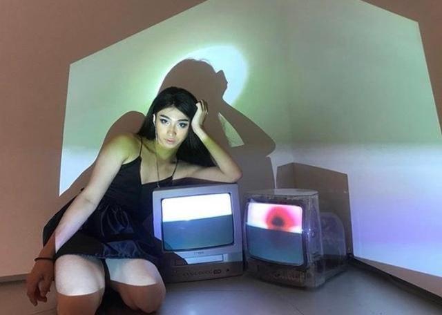 伊能静儿子男扮女装 穿白色蕾丝吊带比女生还妩媚