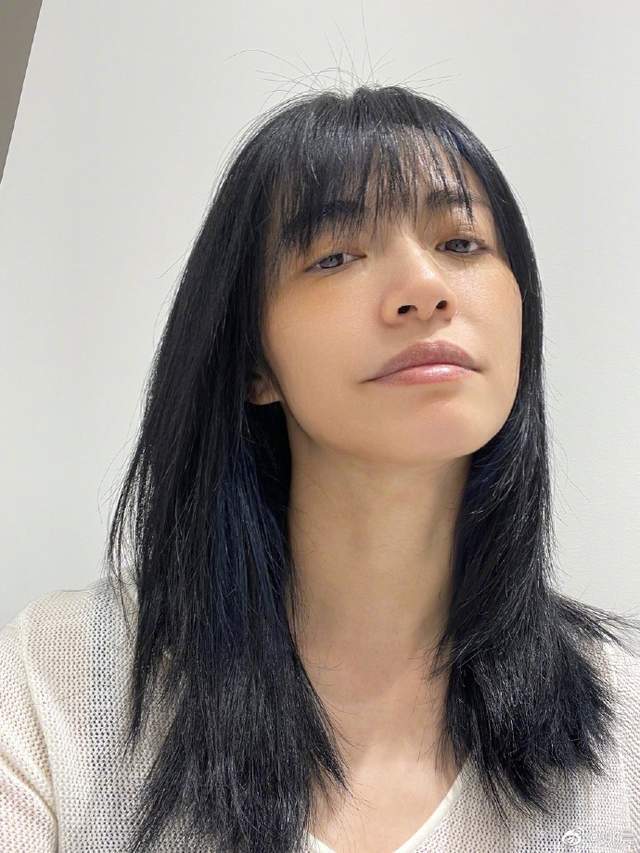 41岁姚晨留齐刘海卖萌 网友:嫩回18岁