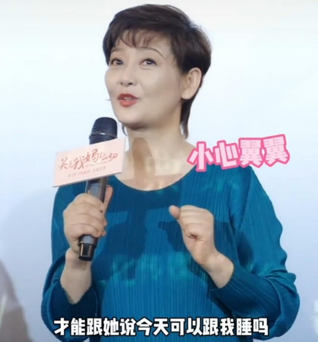 徐帆与养女出门就餐 身材高挑手拎袋子十分乖巧