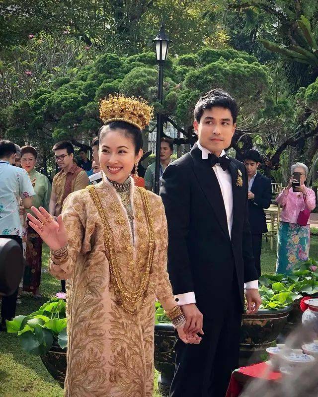 泰国最美变性人宝儿大婚 裹满黄金风光嫁入豪门