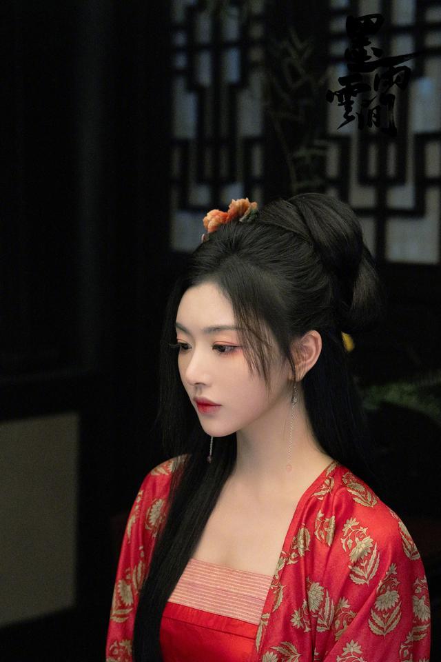 《墨雨云间》里的孔雪儿舞女造型好惊艳！ 表面舞女实则卧底