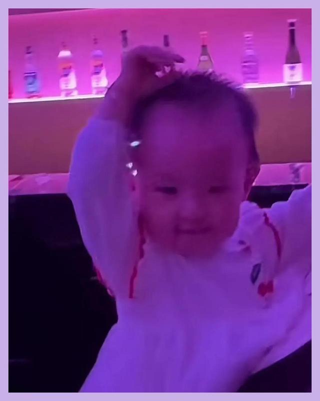 黄一鸣说女儿蹦迪随王思聪 网友吐槽"不要再蹭孩子热度了"！