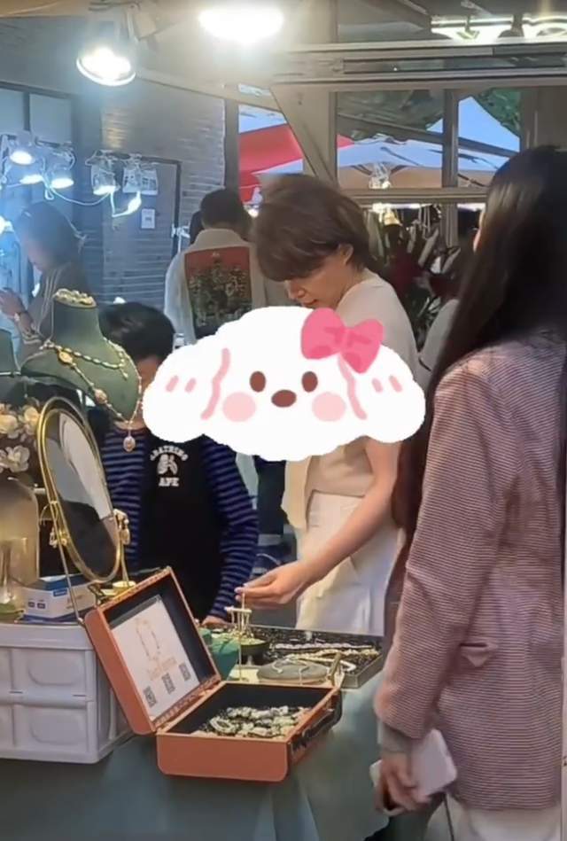 董卿五一带儿子现身浙江，坐游艇出海，13岁儿子长相普通肚子好鼓 母子同游引关注