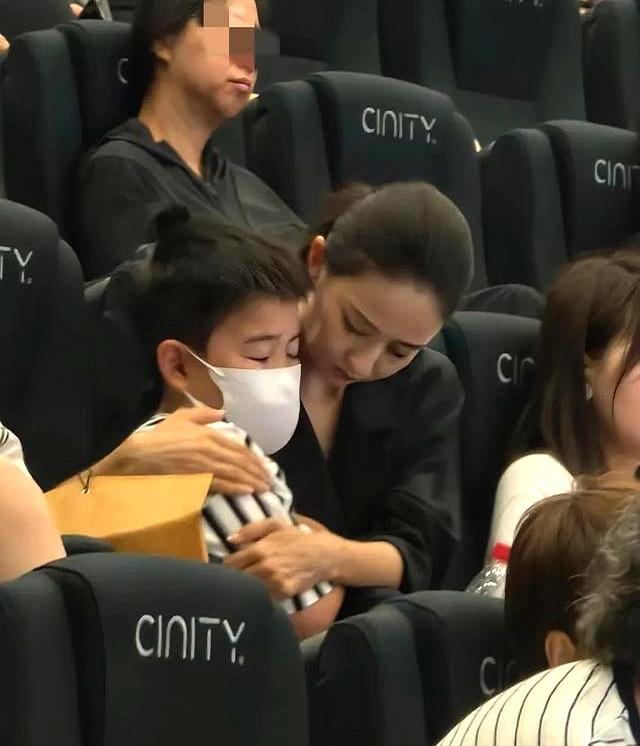 佟丽娅儿子看东极岛一直掉眼泪 家庭矛盾与成长的阵痛