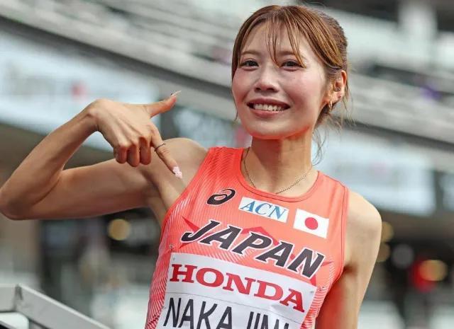 吴艳妮日本同行秀恩爱晒婚戒照 她是现任亚洲一姐网友赞她史上最美 回顾突破一年感恩支持