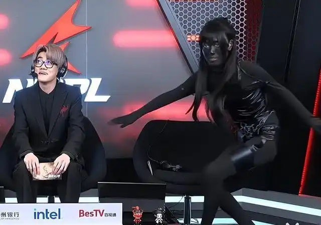 《永劫无间》女解说被批穿衣暴露 更换造型让人难蹦