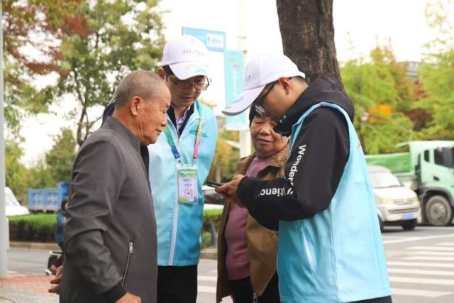 1327名“小青苗”暖心服务进博会