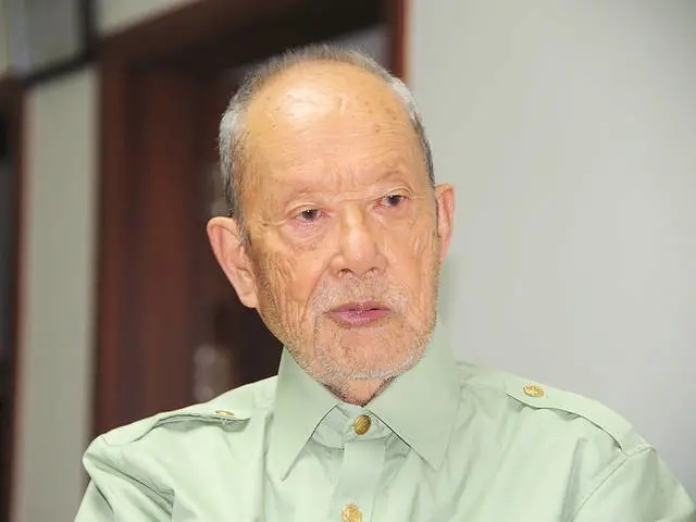 破防了!两位抗美援朝断臂老兵重逢,“无法握手,我们就碰碰肘吧”