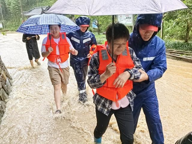 湖北4万余名救援力量前置，全力迎战台风“白海豚”
