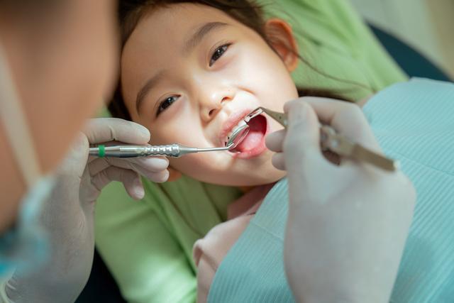 儿童牙齿矫正：需密切关注但不过度干预