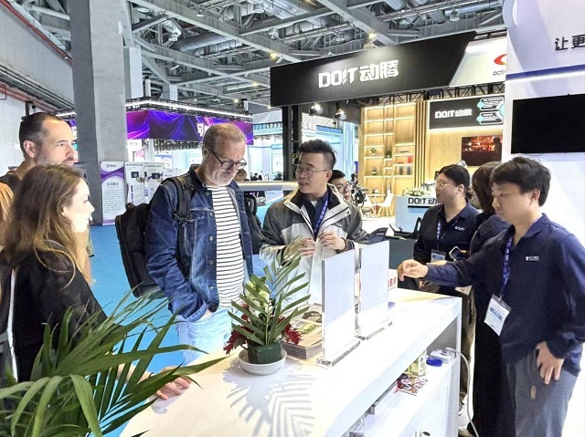 科大国创智能助行机器人亮相CMEF中国国际医疗器械展