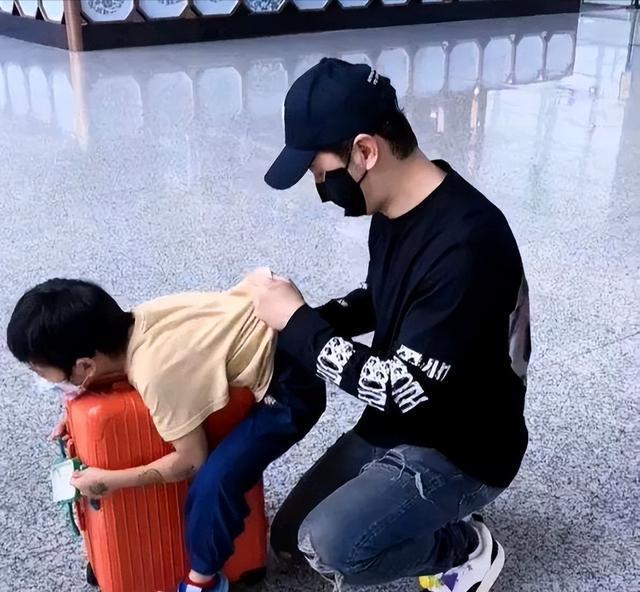 杨颖迪士尼陪儿子玩海盗船，母子玩得尽兴！小海绵侧脸太像黄晓明