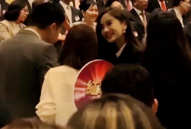 杨颖迪士尼陪儿子玩海盗船，母子玩得尽兴！小海绵侧脸太像黄晓明