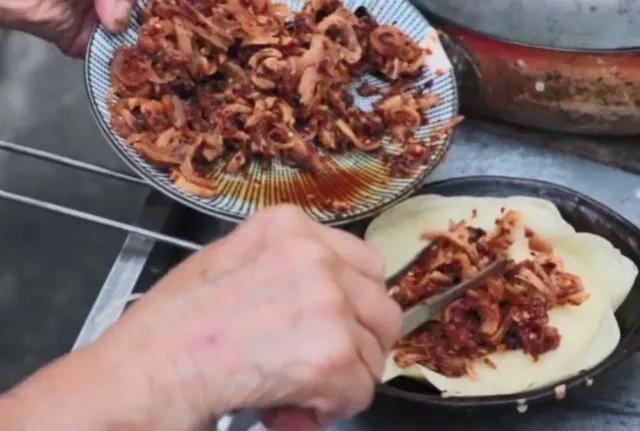 成都八旬婆婆街边做蛋烘糕，馅料是别家的2倍，顾客多到包围小摊