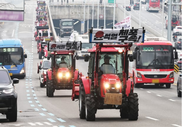 韩国农民开无极机参加聚合敦促尹锡悦下台 警方遏止激发坚持