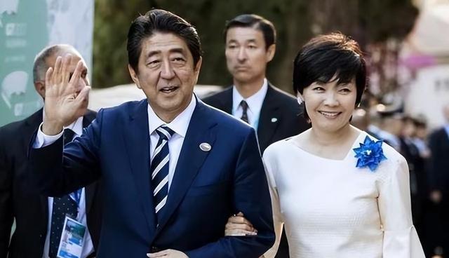 安倍晋三明明是日本人，可为啥在他死后，墓碑上却刻着中国汉字 文化渊源深厚