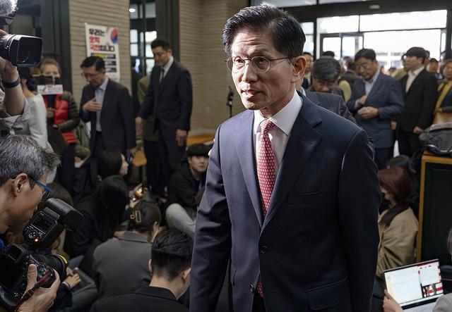 专家：韩国大选惊现黑马 三强对决局势紧张