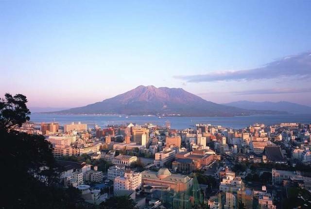 日本政府召开紧急记者会，10小时发生60余次地震！地震频发引发居民不安
