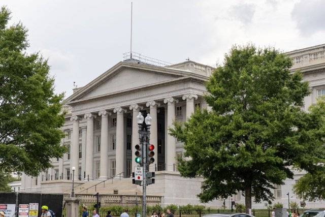 特朗普接二连三报复批评者背叛者 兑现竞选“报复承诺”