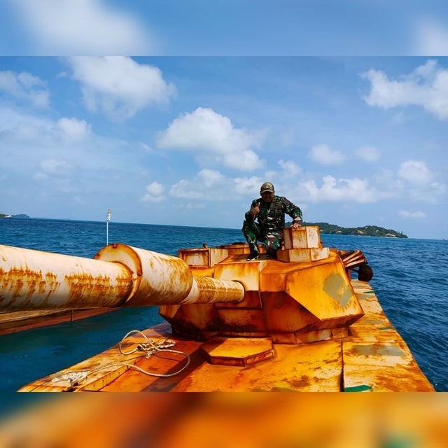 漂浮在印尼附近海域的幽灵坦克被打捞上来了