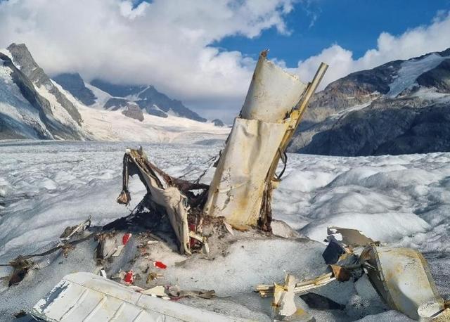 全球變暖人類該覺悟了！冰川融化后出現了54年前墜機的殘骸