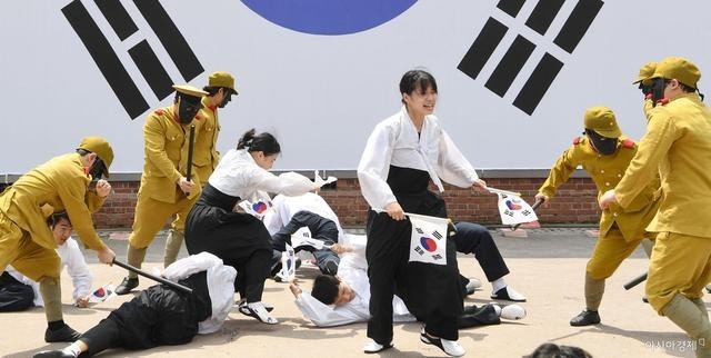 韩国民众纪念日本投降77周年，韩国民众当街表演痛打日军