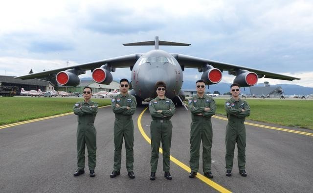 ↑9月1日，在奥地利采尔特韦格机场，中国空军运-20机组人员在运-20前合影。新华社发（冯振 摄）