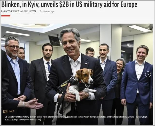 布林肯在基辅一家儿童医院抱着一只扫雷犬  图：美联社报道截屏