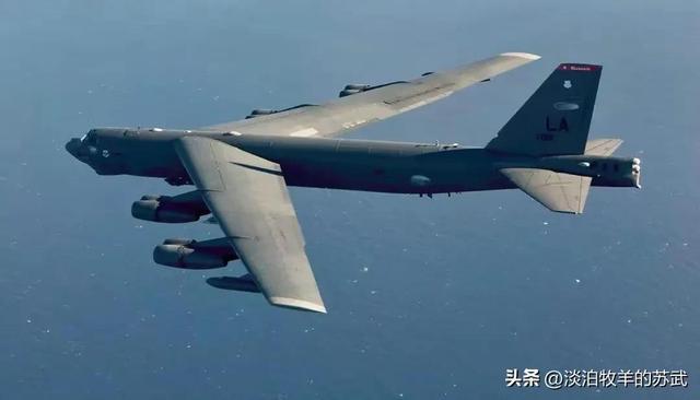 对美国就该敢于亮剑，中美战机在台海周边交锋，我军歼10逼退B52 B-52轰炸机掉头就跑
