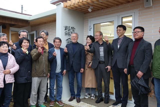 文在寅庆祝自家书店开业 成为首位卸任后开店的韩国前总统