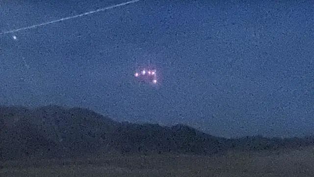 画面曝光：不明物体在美军基地上空盘旋，呈三角形排列带5盏灯