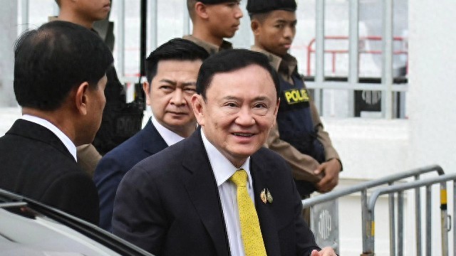 泰国的塔克辛（Thaksin）被判处八年监禁，但一天