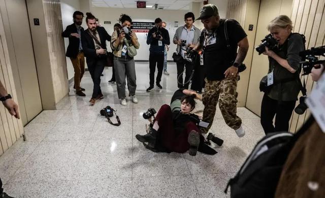 美国移民局特工当街爆头美公民引爆怒火，这个机构为何无法无天？