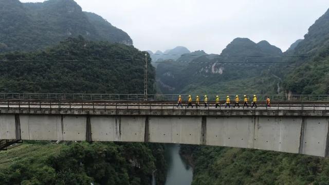 在创世界之最的铁路桥上飞檐走壁！网友：当时我害怕极了