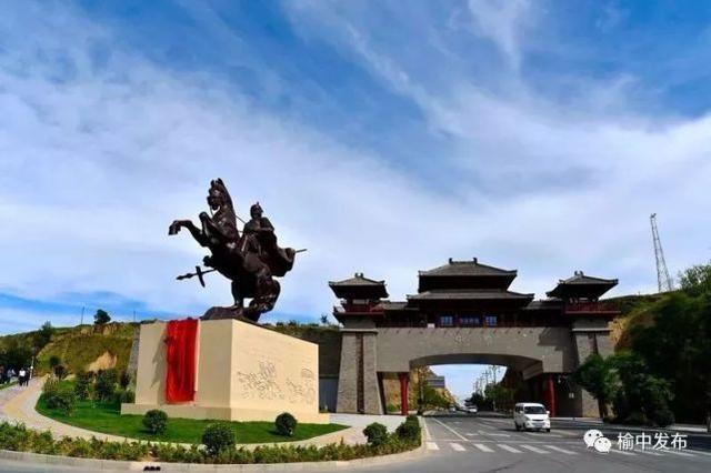蒙恬像与榆中县北城门 资料图
