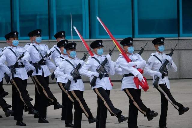 晚报|15架歼20飞越天安门 香港举行七一升旗仪式