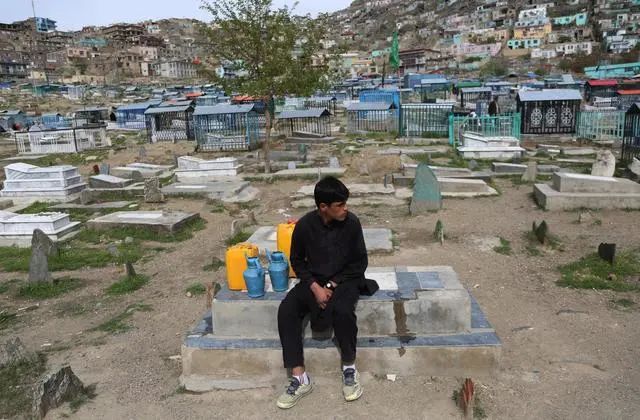 ▲资料图。4月16日，一名男孩在阿富汗喀布尔一处墓地卖水。图片来源：新华社。