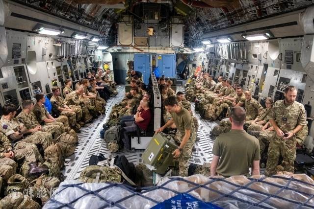 英国向阿富汗派遣的士兵抵达喀布尔，协助英国公民撤离