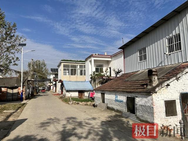 救人牺牲消防员父母两遭丧子之痛 母亲守在墓前不愿离去