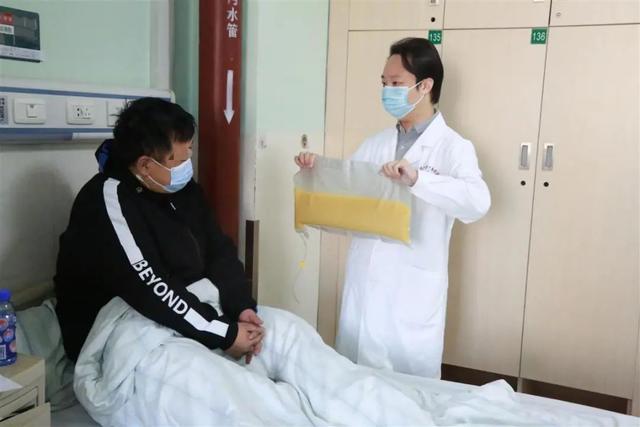男子体检血中抽出2升油浆 连声表示“看着害怕啊”！