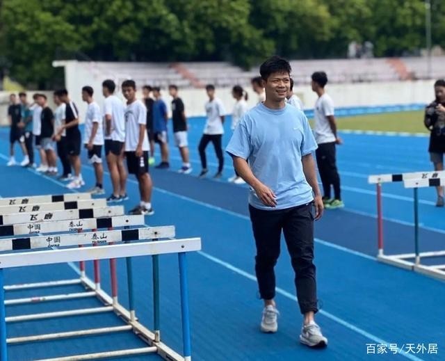 苏炳添体育课鼓励学生挑战9秒83